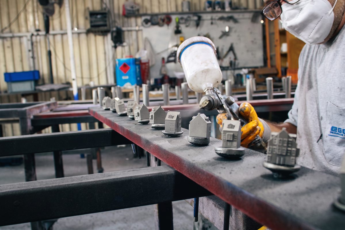 Cast pieces receiving final surface treatment and inspection, Gerra atelier finishing
